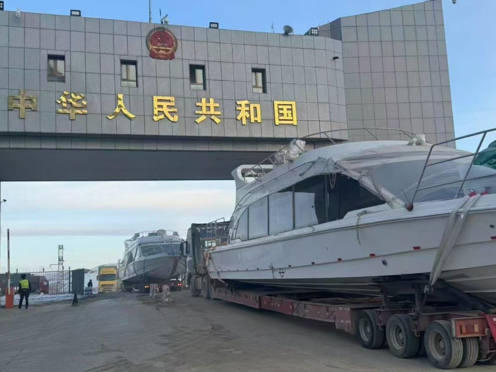 Im November 2024 lieferte Lawada zwei 17,8 -m -Passagierboot an die kirgisischen Kunden.