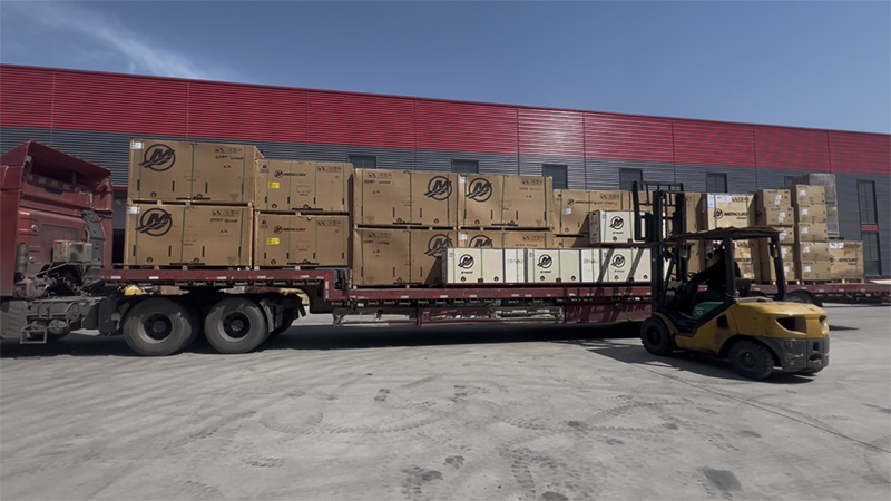 Zwei Lkw -Ladungen importierter Quecksilbermotoren sind bei der Lawada® Company eingetroffen!