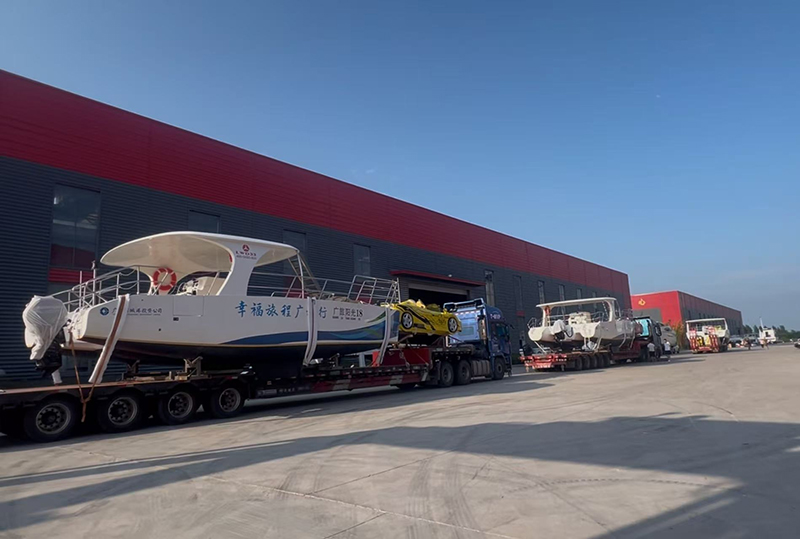 LAWADA liefert drei Katamarane, zwei Wassersportwagen und zwei Jetskis für Scenic Spot