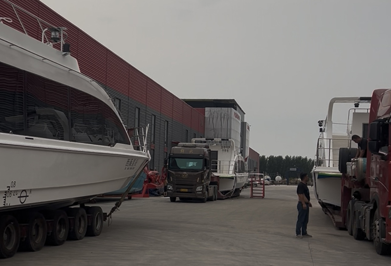 Lawada® verschiffte Binnenpassagierschiffe: ein 21,8 m langes Einrumpf-Passagierschiff und zwei 17,8 m lange Einrumpf-Passagierschiffe