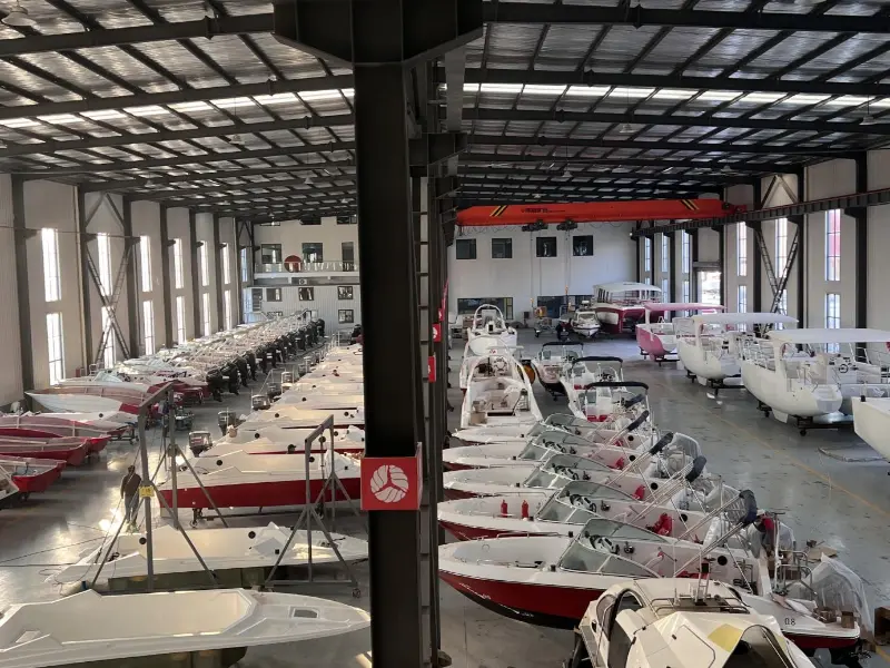 Die Lawada®-Yacht wird 42 Sätze maßgeschneiderter Schnellboote liefern, die speziell für die Wasserbedingungen des BIJIA-Gebirges entwickelt wurden.